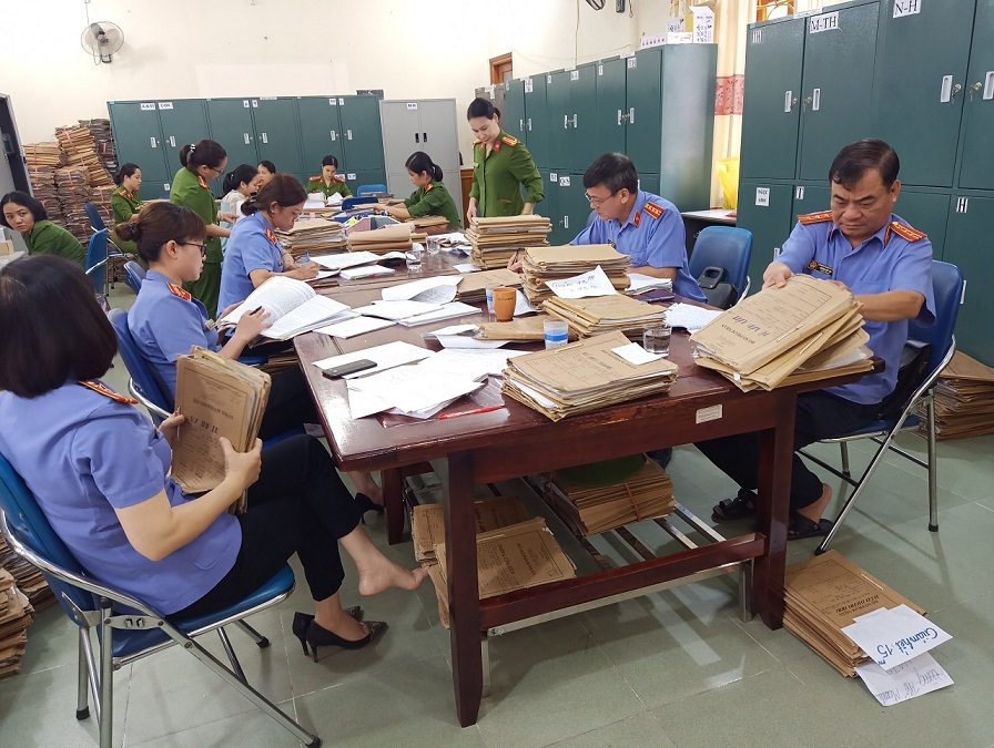 Phòng 8 Viện kiểm sát nhân dân tỉnh Ninh Bình tiến hành kiểm sát hồ sơ xét giảm thời hạn cho người chấp hành án phạt tù tại Trại giam Ninh Khánh