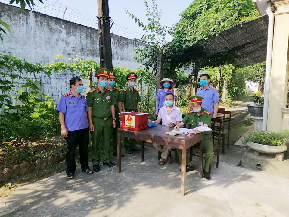 Phòng 8 – Viện kiểm sát nhân dân tỉnh Ninh Bình thành lập đoàn kiểm sát tiến hành kiểm sát việc bầu cử tại Trại tạm giam Công an tỉnh Ninh Bình