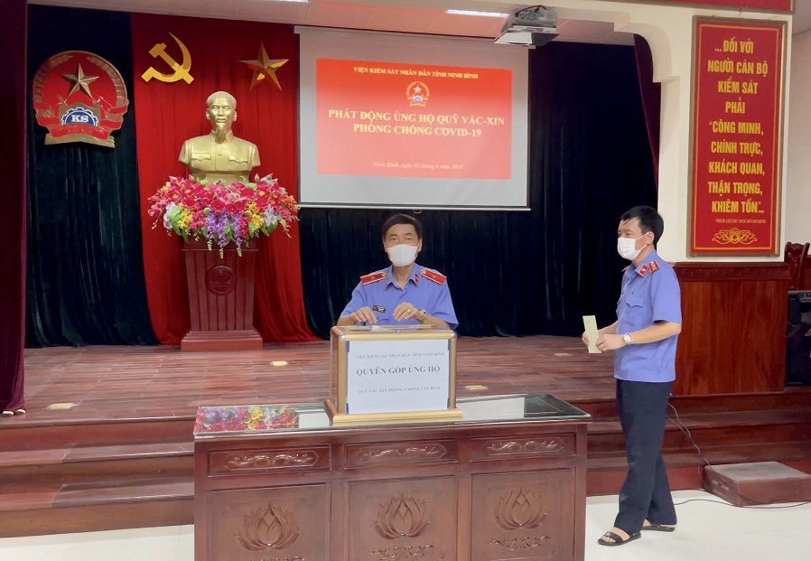 Viện kiểm sát ND tỉnh Ninh Bình quyên góp ủng hộ quỹ vaccine phòng chống dịch covid - 19