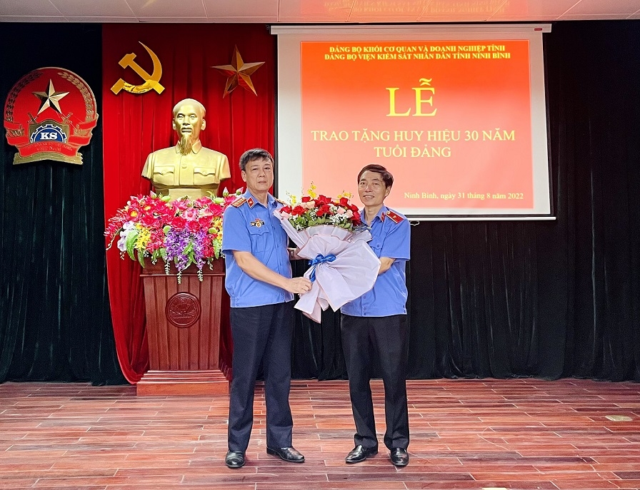 Lễ trao tặng Huy hiệu 30 năm tuổi Đảng cho đồng chí Phạm Văn Thỉnh