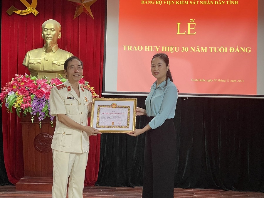 Đảng bộ Viện KSND tỉnh Ninh Bình tổ chức Lễ trao tặng Huy hiệu 30 năm tuổi Đảng