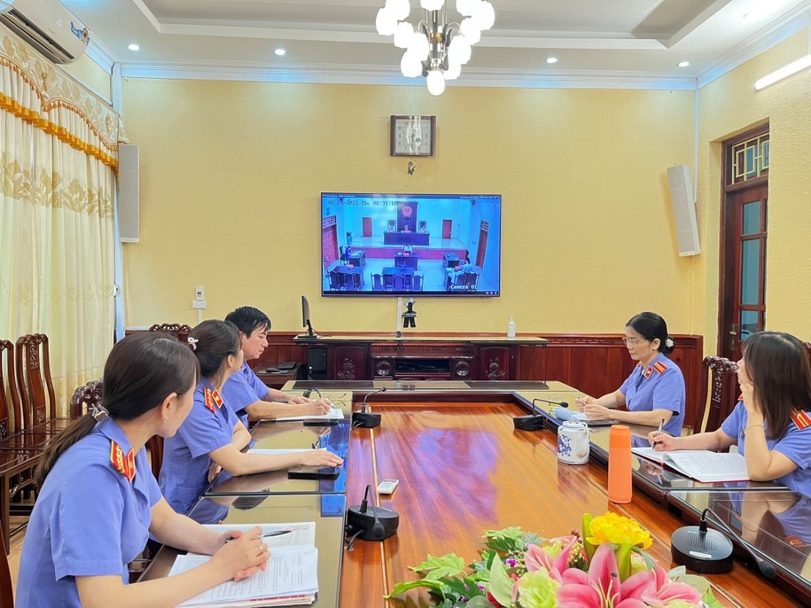 Phòng 9 VKSND tỉnh Ninh Bình tổ chức phiên tòa rút kinh nghiệm vụ án hành chính thông qua hệ thống truyền hình trực tuyến.