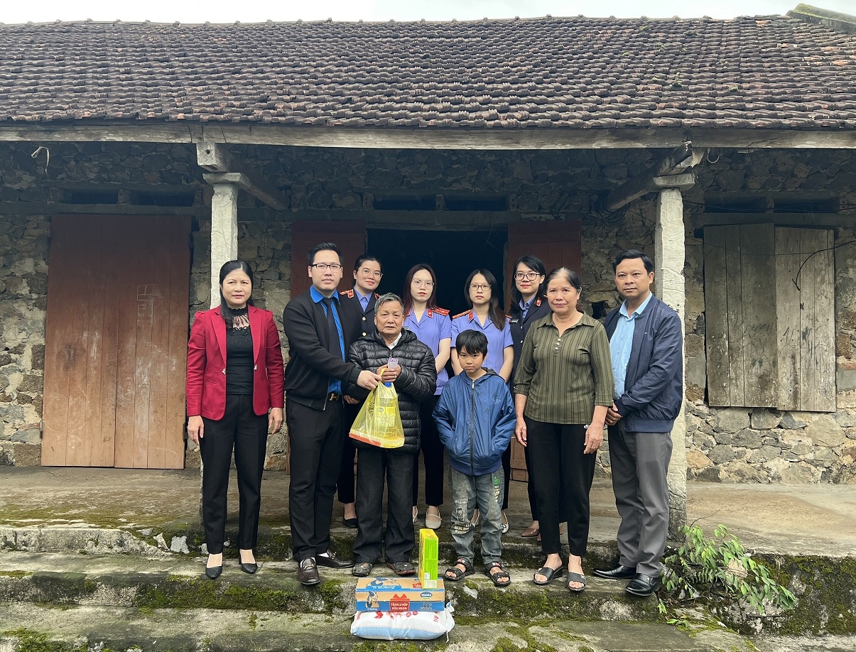 Chi đoàn Thanh Niên VKSND tỉnh tặng quà các gia đình có hoàn cảnh đặc biệt khó khăn tại xã Thạch Bình