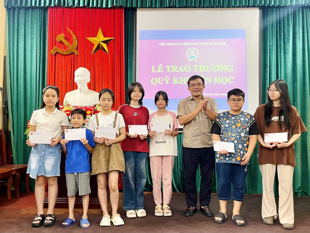 VKSND tỉnh Ninh Bình tổ chức vui tết Trung thu và trao thưởng Quỹ khuyến học năm 2023